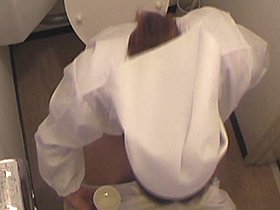 給食センターで働くおばさんのトイレ盗撮 尿検査採取映像　サンプル画像04